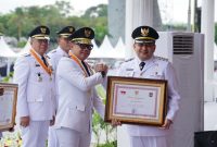 Wali Kota Kota Makassar Munafri Arifuddin saat menerima penghargaan penyelenggara pemerintahan terbaik yang diserahkan langsung oleh Wakil Menteri Dalam Negeri, Bima Arya Sugiarto di BSCC Dome Pangreh Prajaino, Kota Balikpapan. (FOTO:ist)
