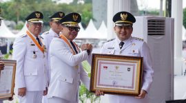 Wali Kota Kota Makassar Munafri Arifuddin saat menerima penghargaan penyelenggara pemerintahan terbaik yang diserahkan langsung oleh Wakil Menteri Dalam Negeri, Bima Arya Sugiarto di BSCC Dome Pangreh Prajaino, Kota Balikpapan. (FOTO:ist)