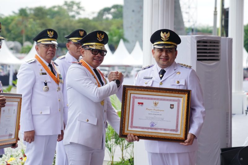 Wali Kota Kota Makassar Munafri Arifuddin saat menerima penghargaan penyelenggara pemerintahan terbaik yang diserahkan langsung oleh Wakil Menteri Dalam Negeri, Bima Arya Sugiarto di BSCC Dome Pangreh Prajaino, Kota Balikpapan. (FOTO:ist)
