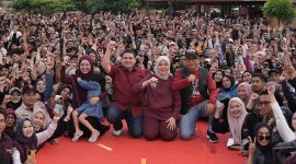 Pasangan Walikota dan Wakil Walikota Makassar Munafri Arifuddin dan Aliyah Mustika Ilham merayakan kemenangan MULIA di Pantai Bosowa. (FOTO:HUMAS PEMKOT)