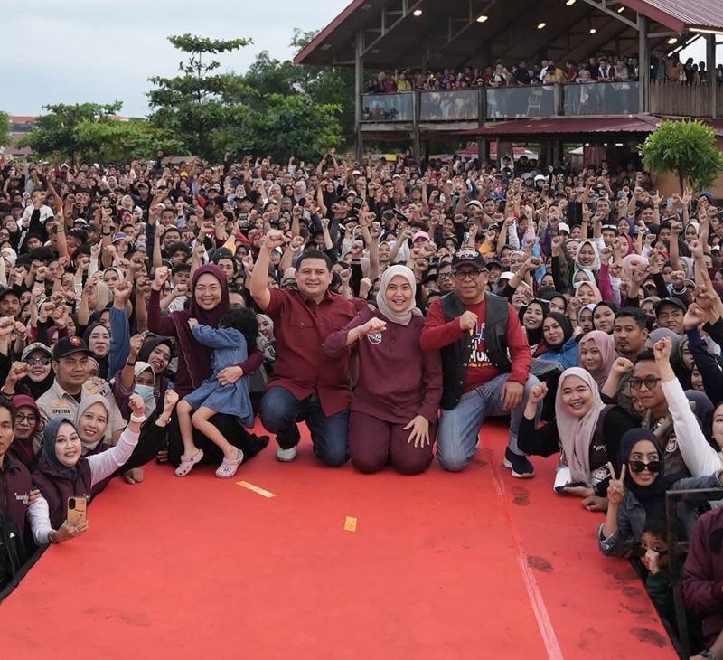 Pasangan Walikota dan Wakil Walikota Makassar Munafri Arifuddin dan Aliyah Mustika Ilham merayakan kemenangan MULIA di Pantai Bosowa. (FOTO:HUMAS PEMKOT)