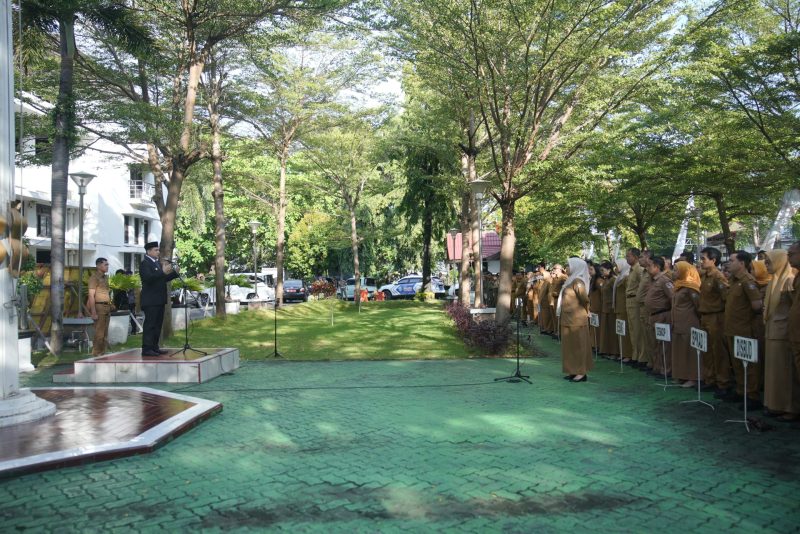 Walikota Makassar, Munafri Arifuddin memimpin Apel Pagi di Halaman Balai Kota Makassar. (FOTO:HUMAS PEMKOT)