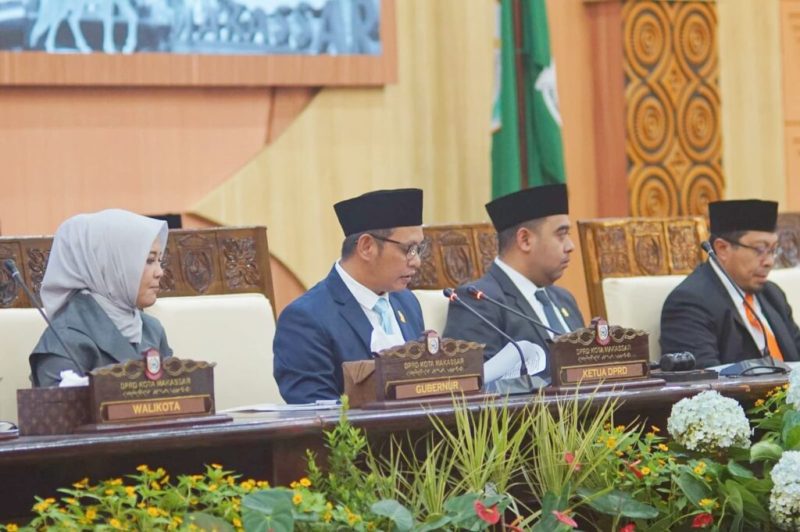 Ketua DPRD Kota Makassar, Supratman memimpin Rapat Paripurna Serah Terima Jabatan Walikota terpilih. (FOTO:ist)