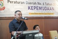 Wakil Ketua DPRD Kota Makassar, Suharmika membuka Sosialisasi Peraturan Daerah di Hotel D'Maleo. (FOTO:SH)