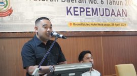 Wakil Ketua DPRD Kota Makassar, Suharmika membuka Sosialisasi Peraturan Daerah di Hotel D'Maleo. (FOTO:SH)