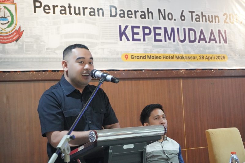 Wakil Ketua DPRD Kota Makassar, Suharmika membuka Sosialisasi Peraturan Daerah di Hotel D'Maleo. (FOTO:SH)