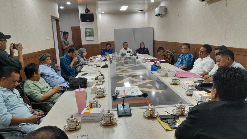 Komisi B DPRD Kota Makassar melaksanakan rapat kerja bersam BUMD. (FOTO:SH)