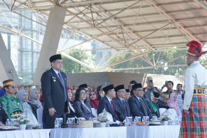 Walikota Makassar, Munafri Arifuddin, memimpin apel upacara memperingati Hari Pendidikan Nasional yang digelar di Lapangan Karebosi, Makassar, pada 2 Mei 2025. (FOTO:HUMAS PEMKOT)