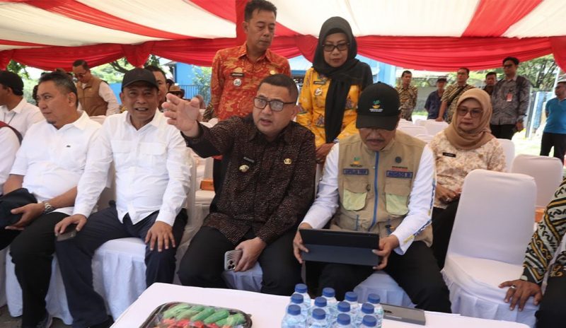 Wali Kota Makassar, Munafri Arifuddin, bersama Menteri Sosial Republik Indonesia, Saifullah Yusuf, melakukan peninjauan lahan strategis di Kelurahan Untia, Kecamatan Biringkanaya, Kamis (08/05/2025). (FOTO:HUMAS PEMKOT)