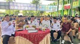 Madrasah Aliyah Negeri (MAN) 2 Makassar kembali mencuri perhatian publik lewat prosesi penamatan siswa kelas XII yang digelar secara sederhana namun penuh makna di lapangan indoor madrasah, Senin (5/5/25). (FOTO:ist)