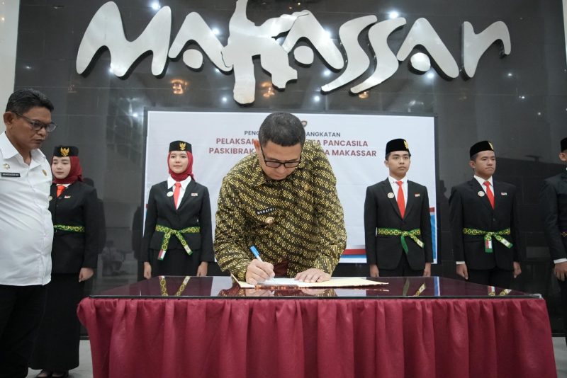 Walikota Makassar, Munafri Arifuddin mengukuhkan para Duta Pancasila dari kalangan Paskibraka Kota Makassar. (Foto:HUMAS DPRD)